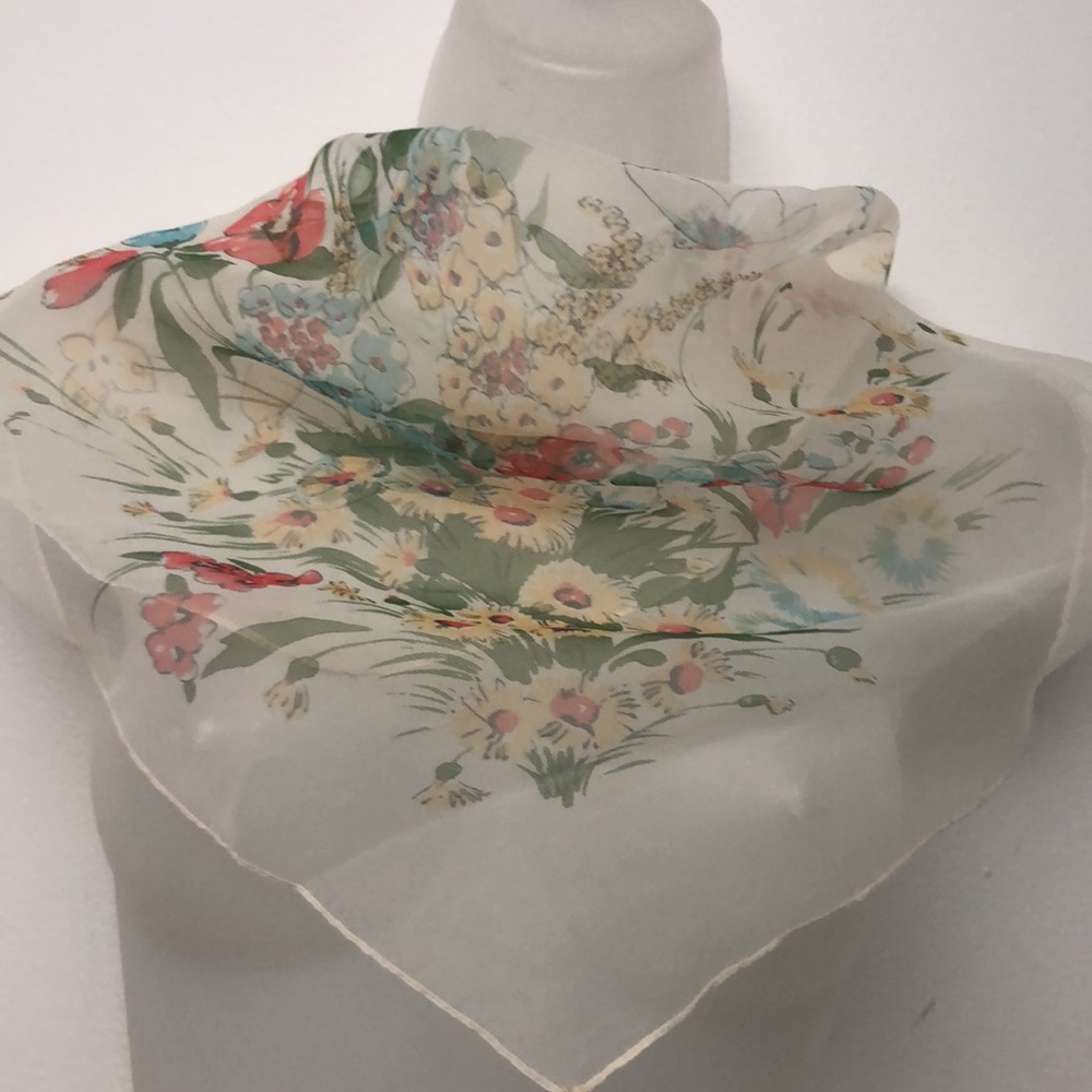 VTG Square Scarf Bandana Wild Flowers Bouquet Design Elegant, Timeless Rare find